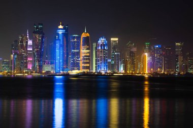 Gece Doha 'nın canlı Skyline' ı Başkent körfezinin karşı tarafından gece görüldüğü gibi