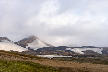Buzullu, tepeli ve yosunlu güzel bir manzara. Fimmvorduhals yolu üzerinde. Landmannalaugar yakınlarında.