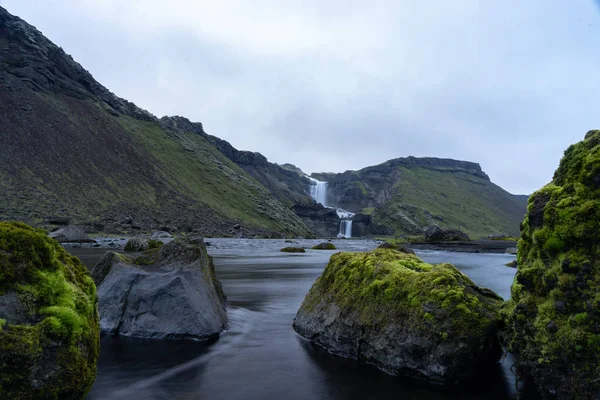 Dwuwarstwowej wodospad Ofaerufoss w kanionie Eldgja, w środkowej Islandii — Zdjęcie stockowe