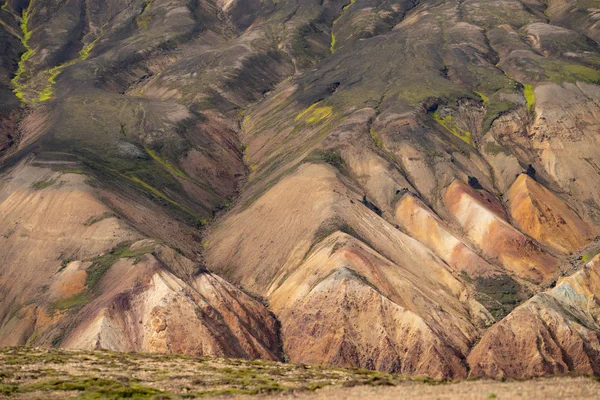 Landmannalaugar Kolorowe góry na szlaku turystycznym Laugavegur. Islandia. Połączenie warstw wielobarwnych skał, minerałów, trawy i mchu — Zdjęcie stockowe