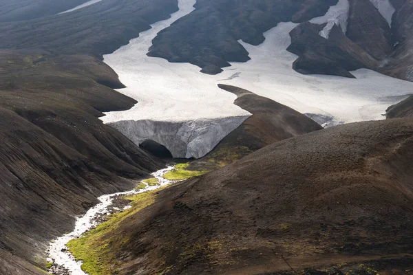 Piękny krajobraz z lodowcem, wzgórzami i zielonym mchem na szlaku Fimmvorduhals w pobliżu Landmannalaugar letniego słonecznego dnia, Islandia — Zdjęcie stockowe