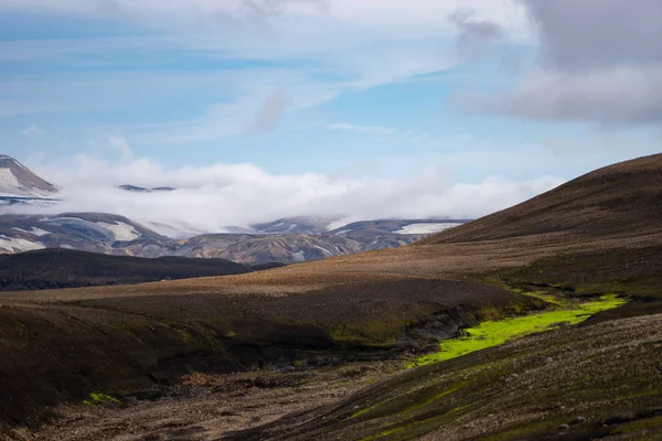 冰岛，夏季阳光明媚的大地广场附近，美丽的风景，Fimmvorduhals小径上有冰川、小山和苔藓 — 图库照片