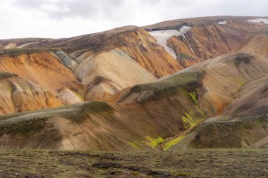 Laugavegur yürüyüş yolu üzerindeki Landmannalaugar Renkli Dağları. İzlanda. Çok renkli kaya, mineral, ot ve yosun katmanlarının birleşimi
