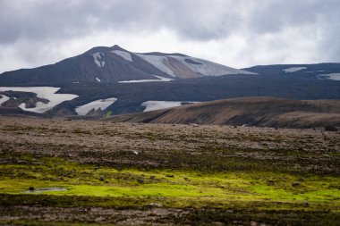 Buzullu, tepeli ve yosunlu güzel bir manzara. Fimmvorduhals yolu üzerinde. Landmannalaugar yakınlarında.