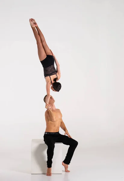 Duo akrobatů ukazuje ruku v ruce trik, izolovaný na bílém — Stock fotografie
