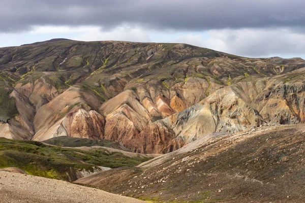 Landmannalaugar Kolorowe góry na szlaku turystycznym Laugavegur. Islandia. Połączenie warstw wielobarwnych skał, minerałów, trawy i mchu — Zdjęcie stockowe