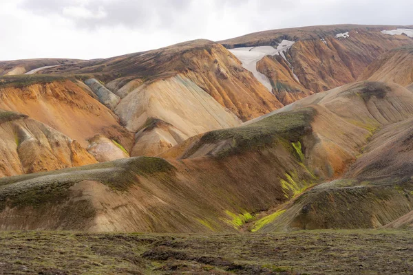 Landmannalaugar Kolorowe góry na szlaku turystycznym Laugavegur. Islandia. Połączenie warstw wielobarwnych skał, minerałów, trawy i mchu — Zdjęcie stockowe