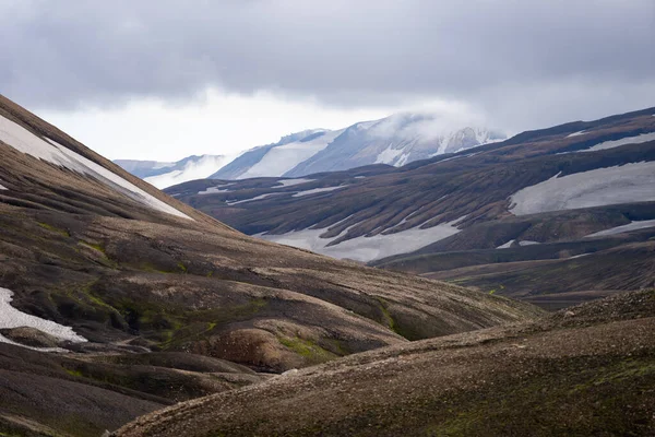 Vackert landskap med glaciär, kullar och mossa på Fimmvorduhals leden nära Landmannalaugar av sommar solig dag, Island — Stockfoto