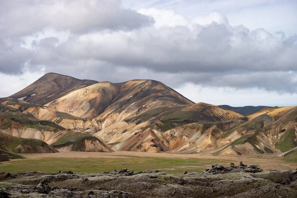 Landmannalaugar Πολύχρωμα βουνά στο μονοπάτι πεζοπορίας Laugavegur. Ισλανδία. Ο συνδυασμός στρωμάτων πολύχρωμων πετρωμάτων, ορυκτών, χόρτου και βρύων — Φωτογραφία Αρχείου