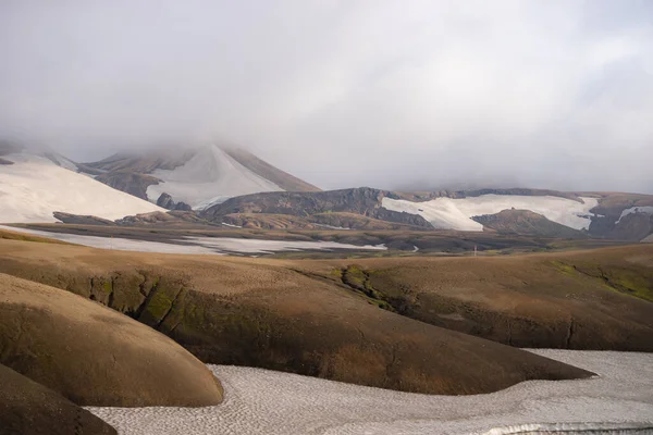 Όμορφο τοπίο με παγετώνα, λόφους και βρύα στο μονοπάτι Fimmvorduhals κοντά Landmannalaugar του καλοκαιριού ηλιόλουστη μέρα, Ισλανδία — Φωτογραφία Αρχείου