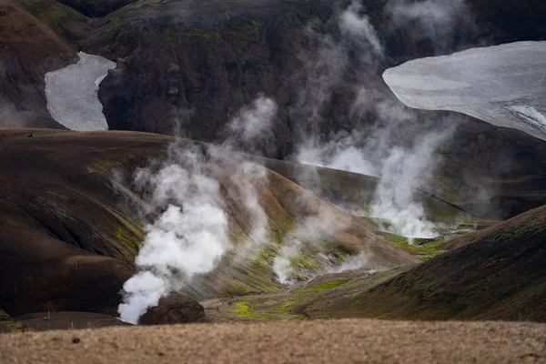 Aktywny krajobraz wulkaniczny z żabą, lodowcem, wzgórzami i zielonym mchem na szlaku Fimmvorduhals w pobliżu Landmannalaugar, Islandia — Zdjęcie stockowe