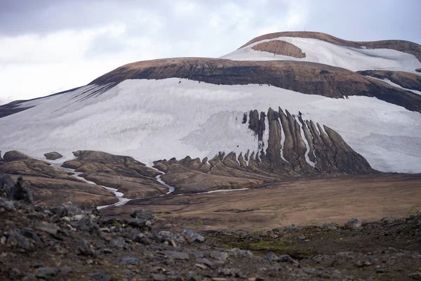 Hermoso paisaje con glaciar, colinas y musgo en el sendero Fimmvorduhals cerca de Landmannalaugar de verano día soleado, Islandia —  Fotos de Stock