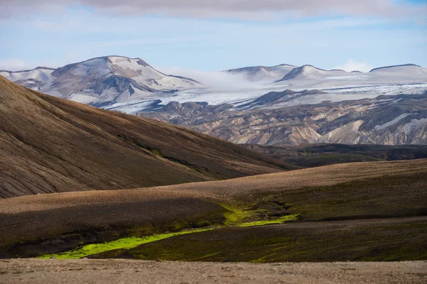 Piękny krajobraz z lodowcem, wzgórzami i mchem na szlaku Fimmvorduhals w pobliżu Landmannalaugar letniego słonecznego dnia, Islandia — Zdjęcie stockowe