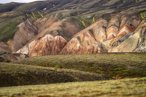 LaugavegurハイキングコースのLandmannalauarカラフルな山々。アイスランド。複数色の岩、鉱物、草、苔の層の組み合わせ — ストック写真