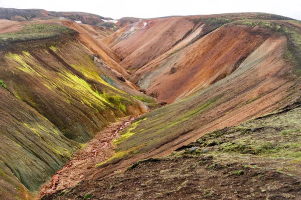 Dolina Landmannalaugar. Islandia. Kolorowe góry na szlaku turystycznym Laugavegur. Połączenie warstw wielobarwnych skał, minerałów, trawy i mchu — Zdjęcie stockowe
