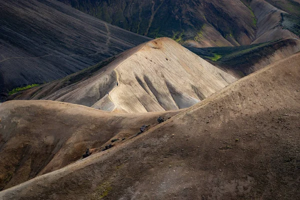 L'uomo a piedi sul sentiero sulla collina colorata con cenere nera ob sfondo nel sentiero escursionistico Laugavegur. Landmannalaugar, Islanda. Concetto di pace, concentrazione e calma — Foto Stock