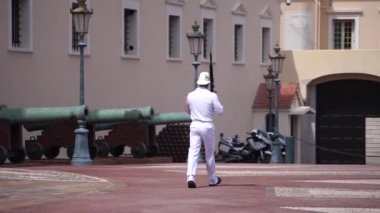 Monte Carlo, Monako, Temmuz 2019. Monako Prensi 'nin sarayının önündeki asker devriyesi..