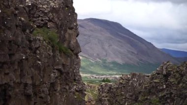 Thingvellir Ulusal Parkı 'ndaki kırık uçurumlar