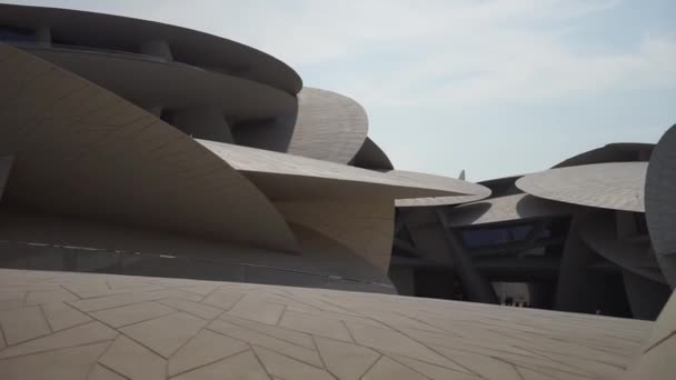 Doha, Katar - 02 stycznia 2020: Widok w Katarskim Muzeum Narodowym — Wideo stockowe