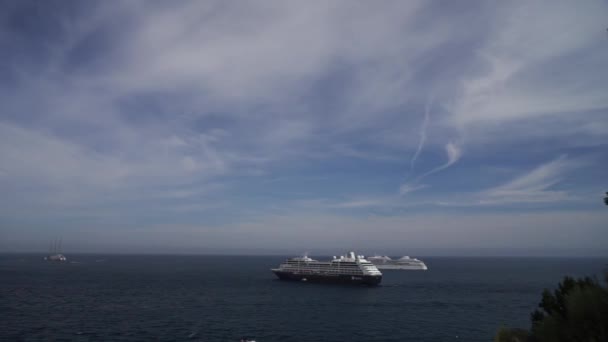 Monte Carlo, Μονακό, Ιουλ 2019. Κρουαζιερόπλοια στη θάλασσα κατά τη διάρκεια της ηλιόλουστης ημέρας που περιβάλλεται από πολλά powerboats. Μόντε Κάρλο, Μονακό. — Αρχείο Βίντεο