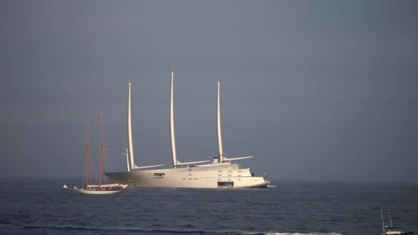 Monaco, Frankreich. Juni 2019. Riesiger Luxus Philippe Starcks SAILBOAT VON TOMORROW — Stockvideo