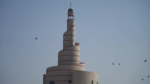 DOHA, QATAR - JANUARY 2020: Islamic Mosque in Doha with lots of flying pigeons on in Doha, Qatar, Middle East — Αρχείο Βίντεο