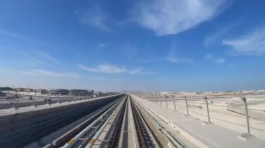 Metro Treni Doha, Katar 'daki Al Wakra Metro İstasyonu' ndan dışarı çıkıyor - Ocak 2020.
