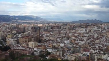 Malaga şehir manzarasının panoramik görünümü ve yukarıdan portu