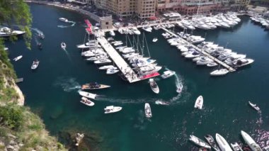 Kıymetli daireler ve limanda lüks yatlar, Monte Carlo, Monaco, Avrupa
