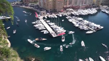 Port de Fontvieille, Monte Carlo, Monaco, Temmuz 2019. Kıymetli daireler ve limanda lüks yatlar, Monte Carlo, Monaco, Avrupa