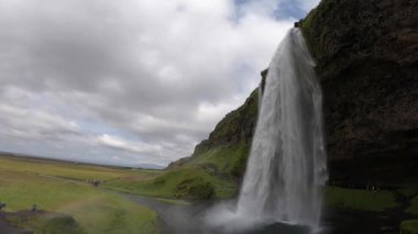 Yaz boyunca yavaş çekimde güzel şelale Seljalandsfoss. İzlanda