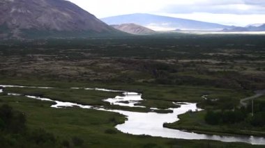 Oxara nehri İzlanda Ulusal Parkı Thingvellir 'de sonbahar günü, binalar kıyıda. Panorama