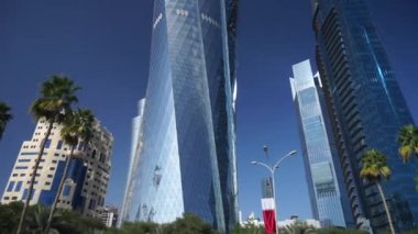 Doha, Katar - Aralık 2019. Doha 'nın şehir merkezinde gökdelenler.