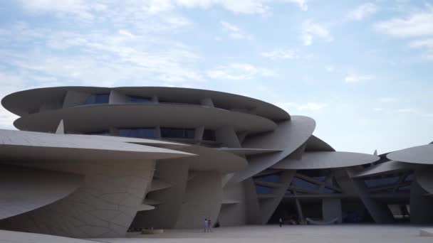 卡塔尔多哈- 2020年1月2日：卡塔尔国家博物馆蓝天景观. — 图库视频影像