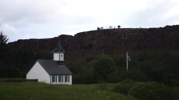 Ιούνιος 2019 Ισλανδία. Ο ποταμός Οξάρα στο εθνικό πάρκο της Ιτσελάνιτς Thingvellir το φθινόπωρο, κτίρια βρίσκονται στην ακτή. Πανόραμα — Αρχείο Βίντεο