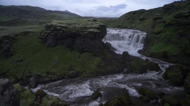 Красивый гладкий водопад в Исландии на пешеходной тропе Fimmvorduhals в замедленной съемке в течение вечера — стоковое видео