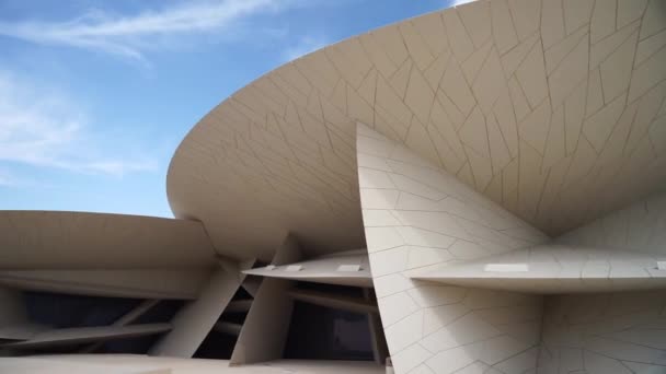 Doha, Qatar - 02 januari 2020: Zicht op Qatar Nationaal Museum met blauwe lucht. — Stockvideo