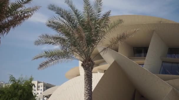 Doha, Qatar - 02 de enero de 2020: Vista en el Museo Nacional de Qatar con cielo azul . — Vídeos de Stock