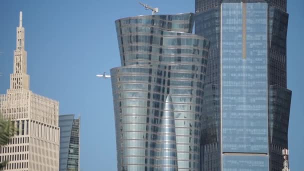 단숨에 카타르 도하시고 층 빌딩 위를 날고 있는 비행기의 모습. — 비디오