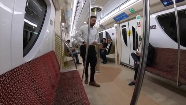 Interior de uma cabine em metro em Doha, Qatar - Janeiro 2020 — Vídeo de Stock