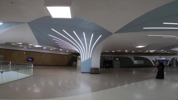 Доха, Катар - январь 2020 г. Интерьер станции метро Al Bidda . — стоковое видео