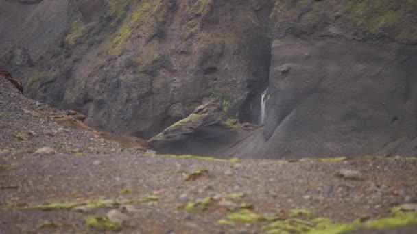 Bela paisagem com glaciar e cachoeira na trilha Fimmvorduhals de verão dia ensolarado, Islândia — Vídeo de Stock