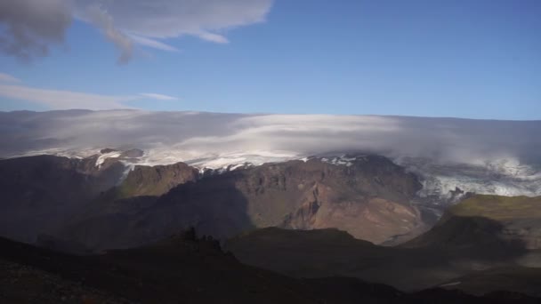 Bela paisagem com glaciar na trilha Fimmvorduhals durante o pôr do sol, Islândia — Vídeo de Stock