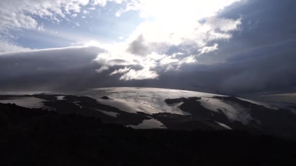 Vackert landskap med glaciär på Fimmvorduhals-leden under solnedgången, Island — Stockvideo