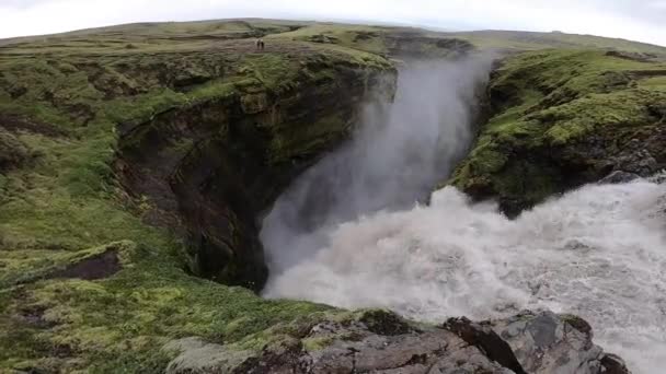 Мощный водопад замедленного действия, окруженный зелеными горлышками, во время заката на туристической тропе Fimmvorduhals недалеко от Скогара. Исландия — стоковое видео