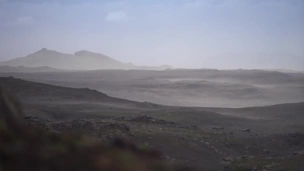 Paisaje volcánico durante la tormenta de cenizas en la ruta de senderismo Fimmvorduhals. Islandia. Hasta 30 mitras por segundo — Vídeos de Stock