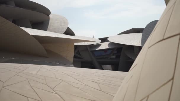 Доха, Катар - 2 января 2020 года: вид в Национальном музее Катара — стоковое видео