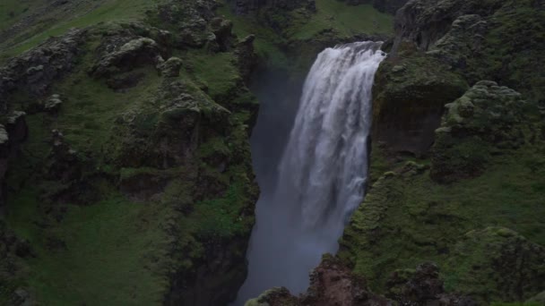 Hermosa cascada suave en Islandia en la ruta de senderismo Fimmvorduhals en cámara lenta durante la noche — Vídeo de stock