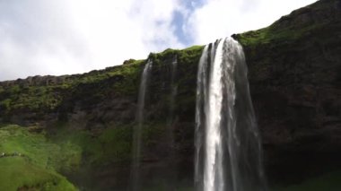 Yaz boyunca yavaş çekimde güzel şelale Seljalandsfoss. İzlanda