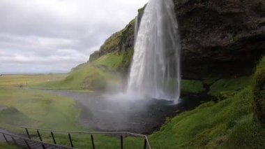 Yaz boyunca yavaş çekimde güzel şelale Seljalandsfoss. İzlanda